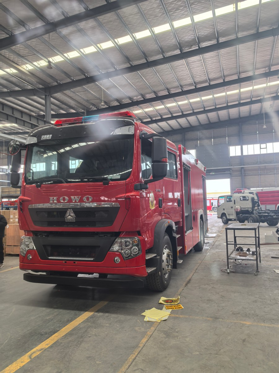 豪沃8吨水罐消防车