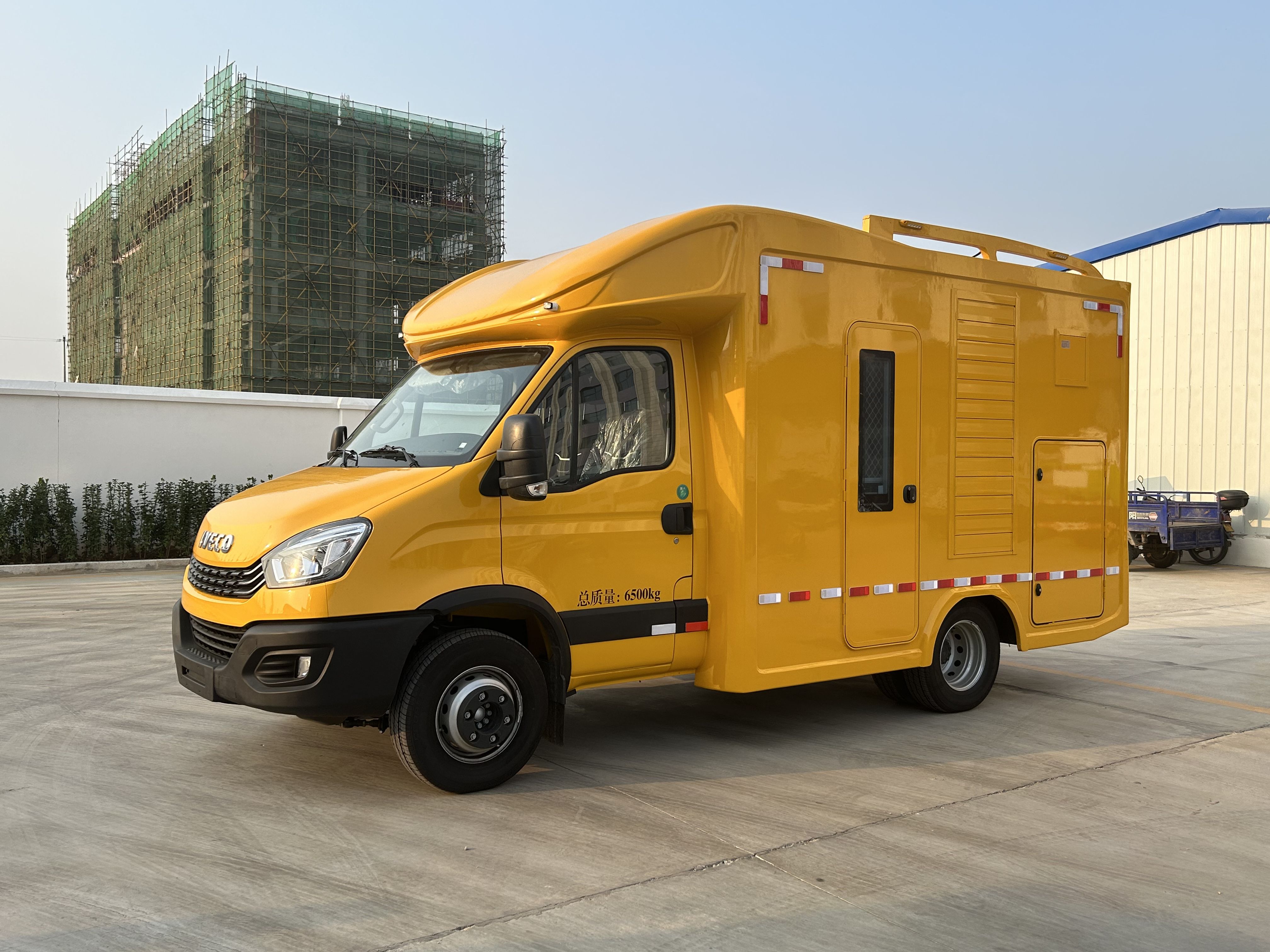 依维柯4X2储能电源车