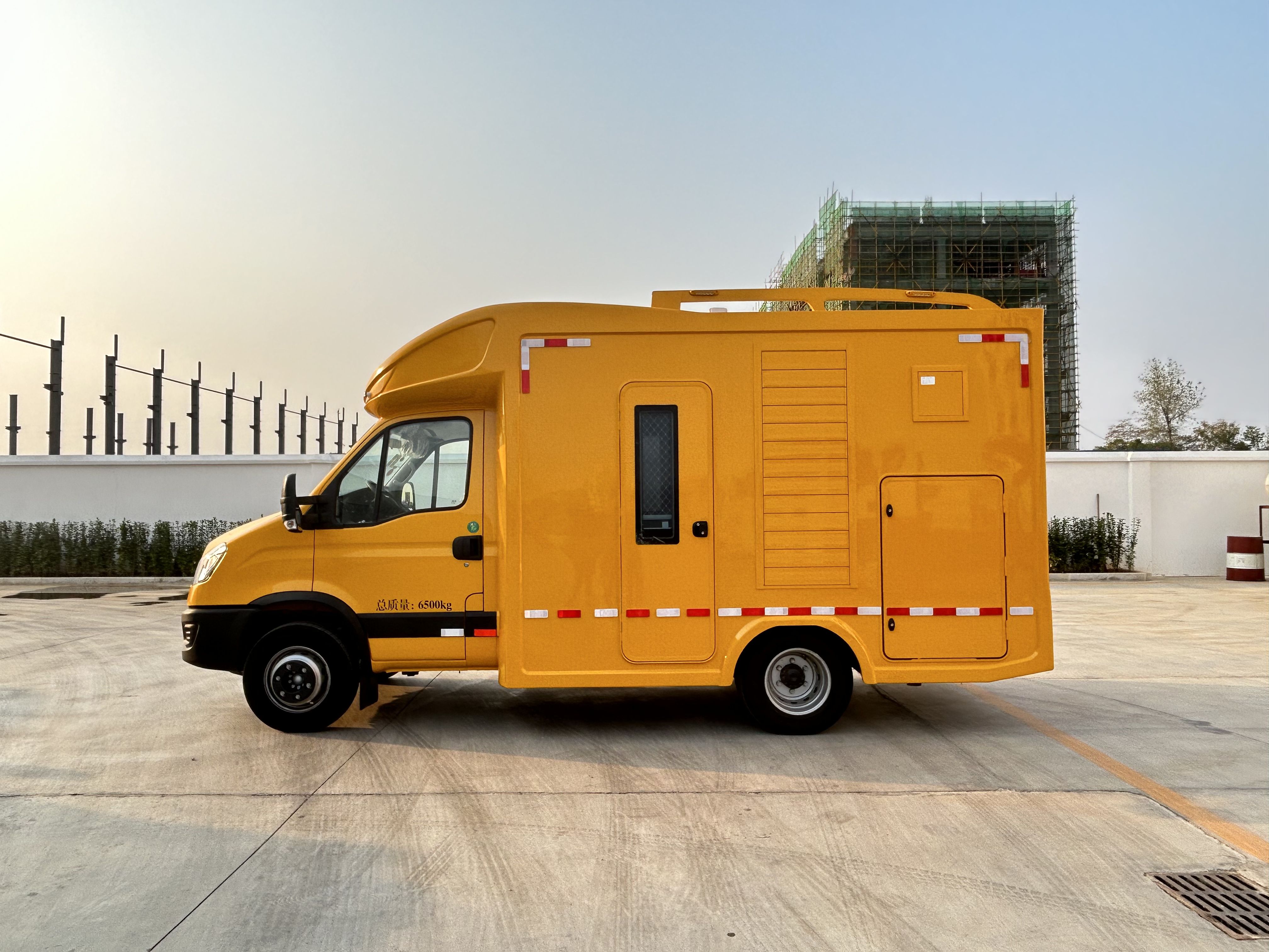 依维柯4X2储能电源车