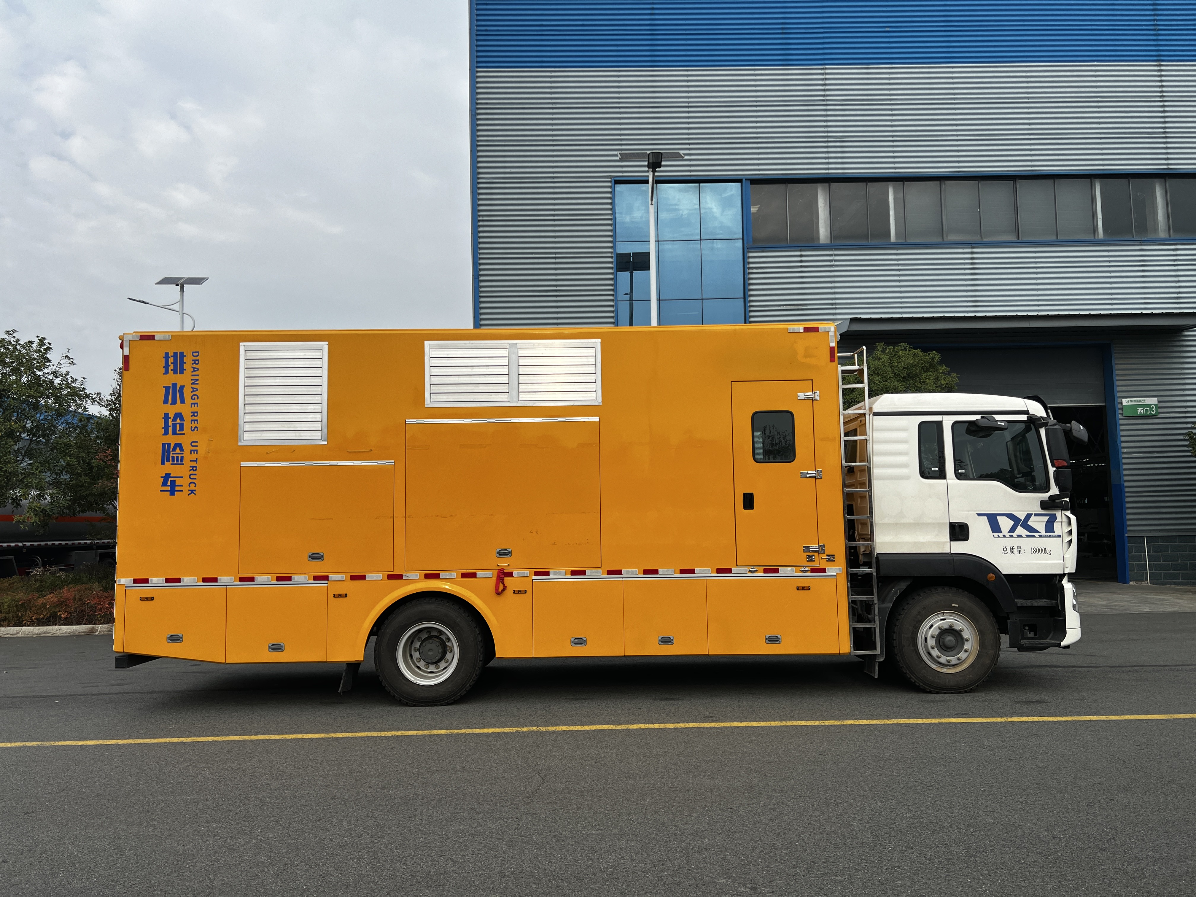 重汽豪沃TX7城市应急抢险排涝车