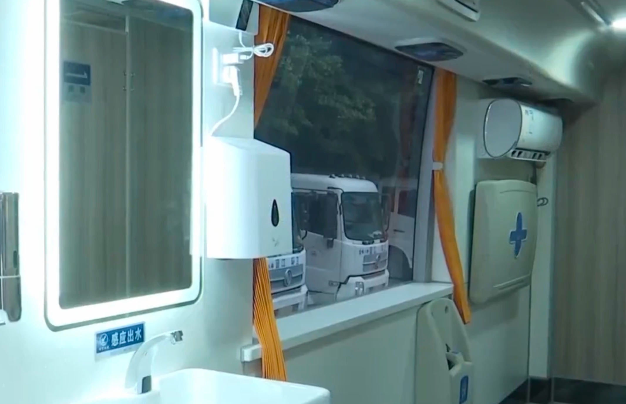 重汽豪沃4×2移动车载卫生间